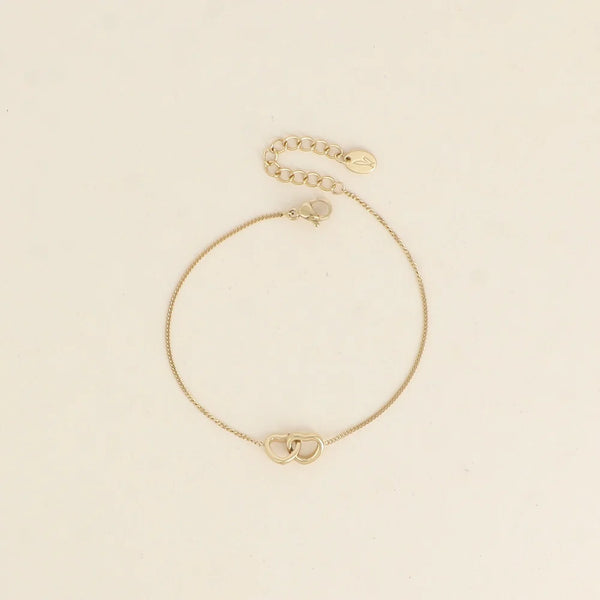fijn goudkleurig armbandje met hartjes in elkaar | stainless steel