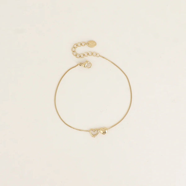 fijn goudkleurig armbandje met hartjes in elkaar | stainless steel