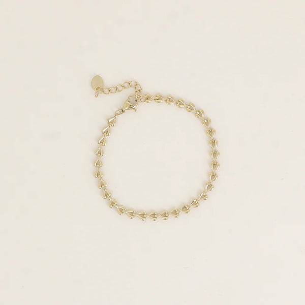 armbandje met hartjes in elkaar van goudkleurig stainless steel