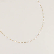 Afbeelding in Gallery-weergave laden, fijn goudkleurig kettinkje met witte bolletjes | stainless steel
