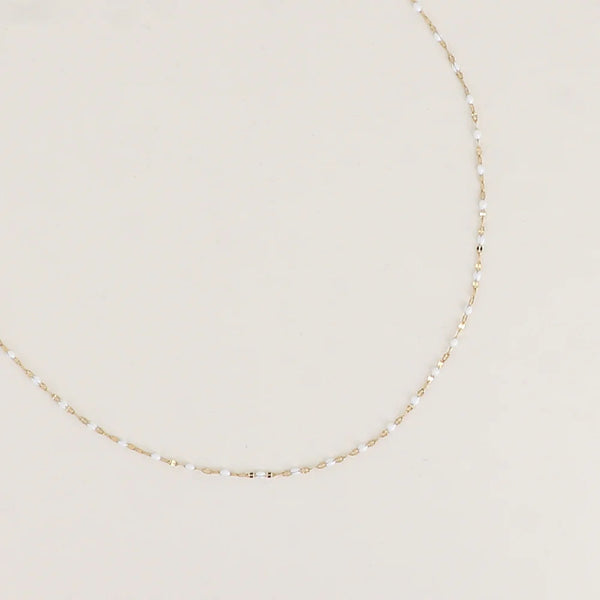 fijn goudkleurig kettinkje met witte bolletjes | stainless steel