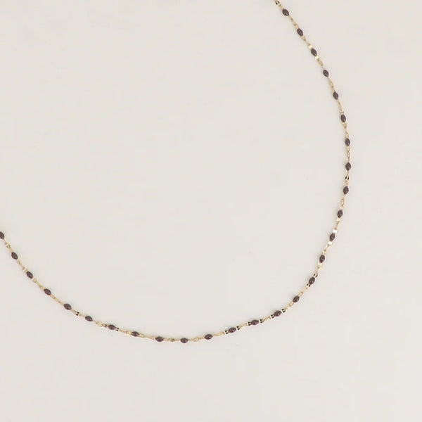 fijn goudkleurig kettinkje met bruine bolletjes | stainless steel