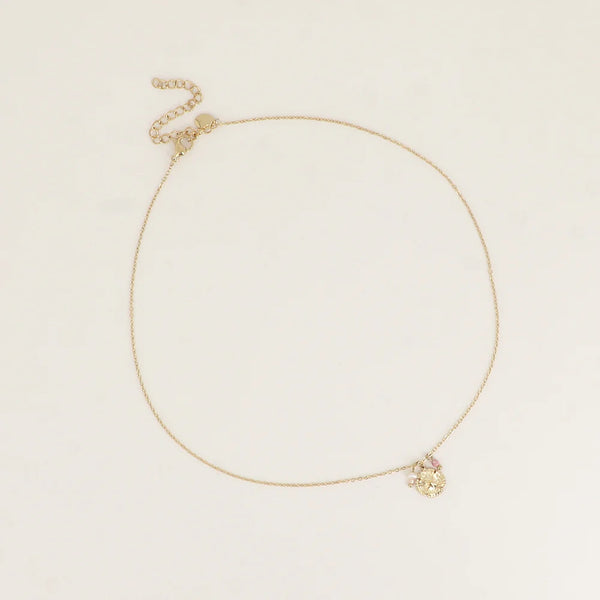 goudkleurig fijn kettinkje met bloemvormig muntje en roze kraaltje | stainless steel