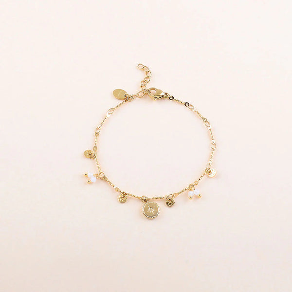 goudkleurige armband met muntje en witte accenten | stainless steel