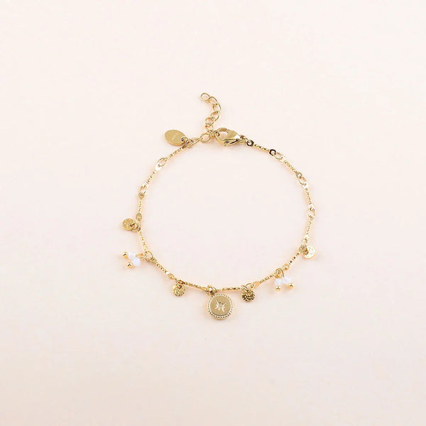 goudkleurig armbandje met zee bedeltjes en witte accenten