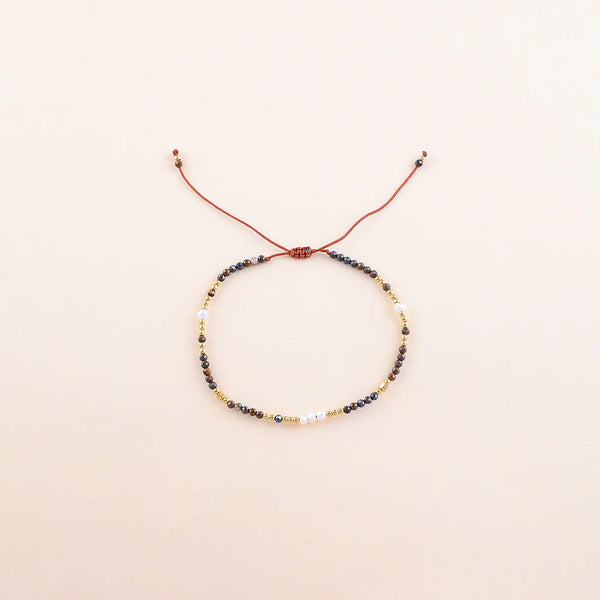 armband van tijgeroog in bordeaux tinten met witte parels