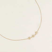 Afbeelding in Gallery-weergave laden, fijn goudkleurig collier met 3 zonnetjes | stainless steel
