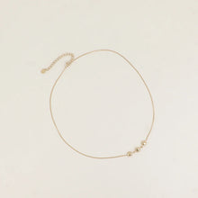 Afbeelding in Gallery-weergave laden, fijn goudkleurig collier met 3 zonnetjes | stainless steel
