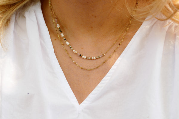 goudkleurig dubbel collier met mineralen, pareltjes en goudkleurige accenten