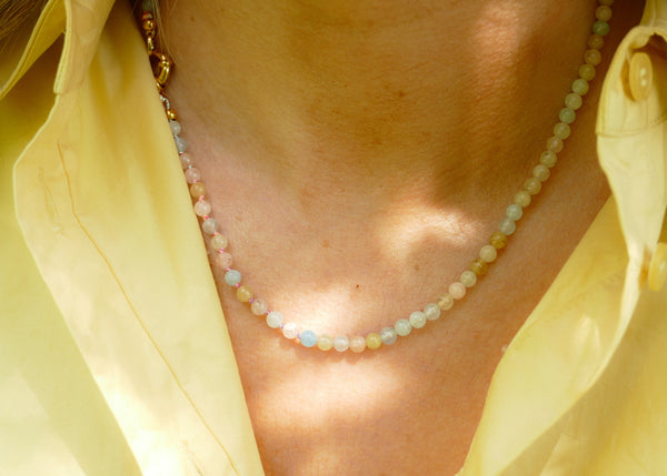 hand geknoopt collier van roze gemelleerde maansteen mineralen met goudkleurig slot