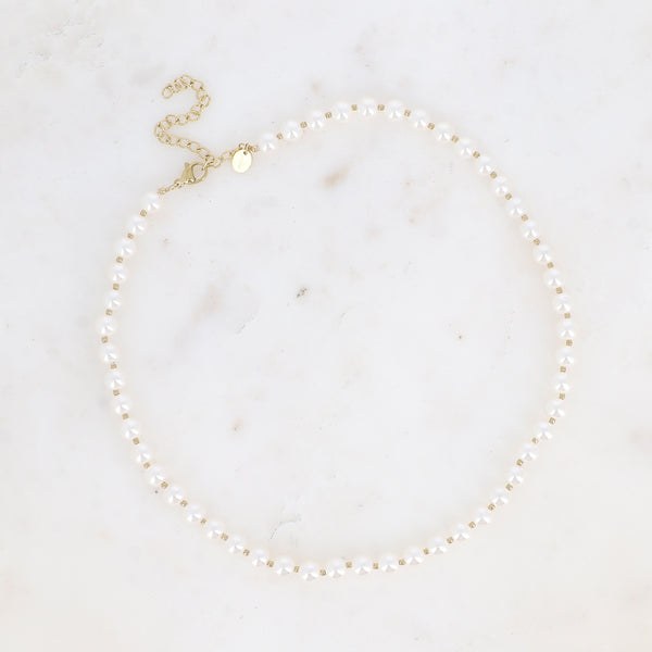 wit parel collier met goudkleurige bolletjes