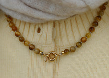 Afbeelding in Gallery-weergave laden, hand geknoopt collier van gele tijgeroog mineralen met goudkleurig stainless steel slot

