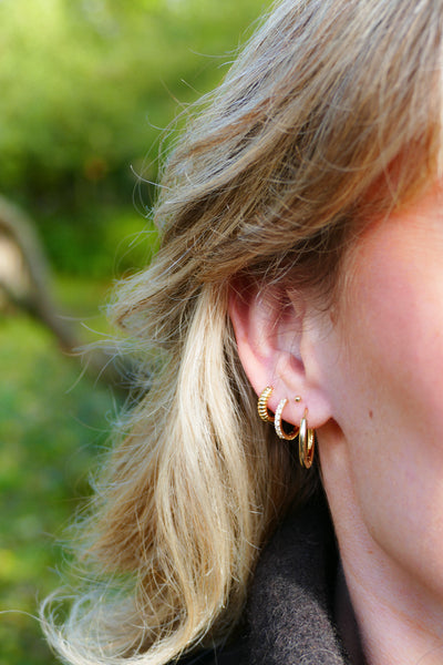 goudkleurige oorringen met witte steentjes 14 mm | echt zilver