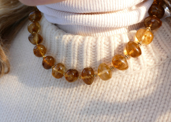 donkerbeige statement groot kralen collier met goudkleurige accenten