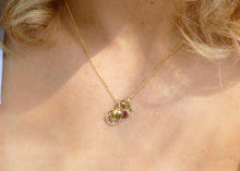 Afbeelding in Gallery-weergave laden, geel gouden hanger met klaproos | augustus geboortebloem
