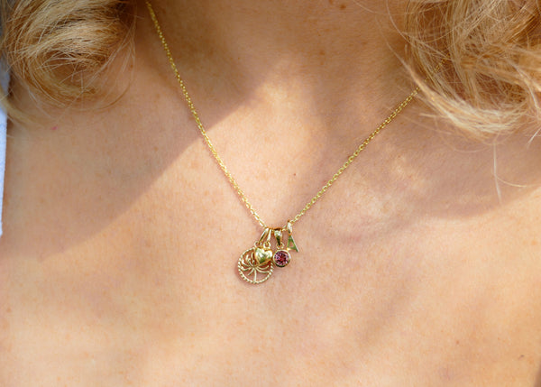geel gouden hanger met anjer | januari geboortebloem