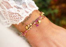Afbeelding in Gallery-weergave laden, fijn armbandje van fuchsia mineralen met goudkleurige accenten

