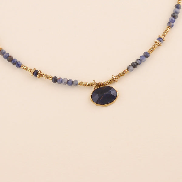collier van donkerblauwe kralen met goudkleurige accenten | stainless steel