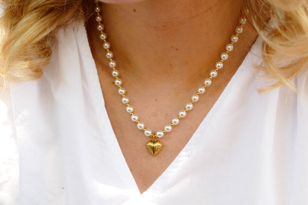 wit parel collier met goudkleurig bewerkt hartje