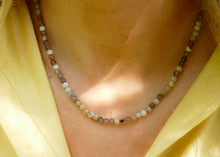 Afbeelding in Gallery-weergave laden, beige grijs gemelleerd collier van mineralen goudkleurig groot slot
