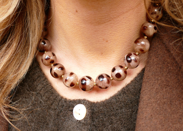 statement collier van ronde bruine kralen met stippen