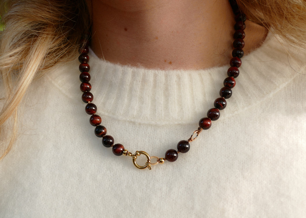 hand gemaakt collier van bordeaux mineralen met goudkleurig slot