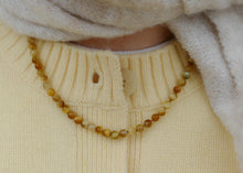 Afbeelding in Gallery-weergave laden, hand geknoopt collier van gele tijgeroog mineralen met goudkleurig stainless steel slot
