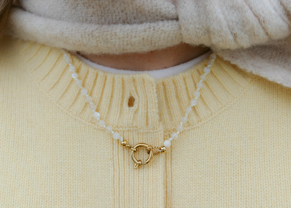 hand geknoopt collier met lichte mineralen met goudkleurig stainless steel slot