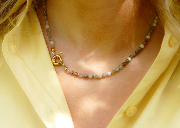 beige grijs gemelleerd collier van mineralen goudkleurig groot slot