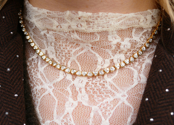 goudkleurig tennis collier met hartvormige zirkonia steentjes