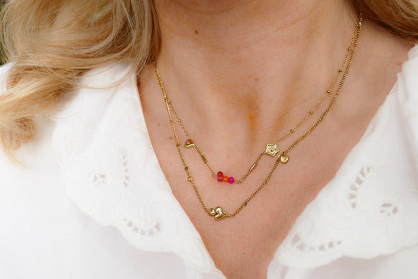 goudkleurig dubbel collier met felroze accenten | stainless steel