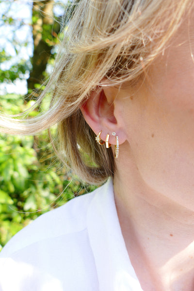 verguld gouden oorringen met witte kleurige steentjes en smaragd groen steentje | echt zilver 13 mm