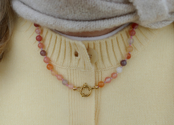 hand geknoopt collier van roze gemelleerde maansteen mineralen met goudkleurig slot