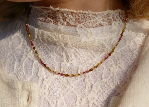 roze mineralen collier met goudkleurige accenten