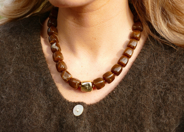 statement collier van taupe / bruine resin vierkante kralen