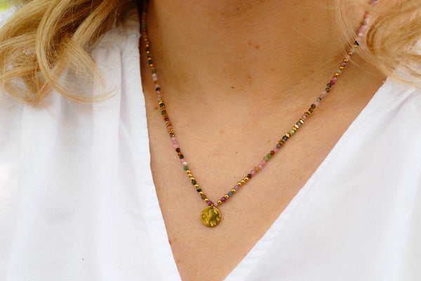 fijn roze mineralen collier met goudkleurige accenten
