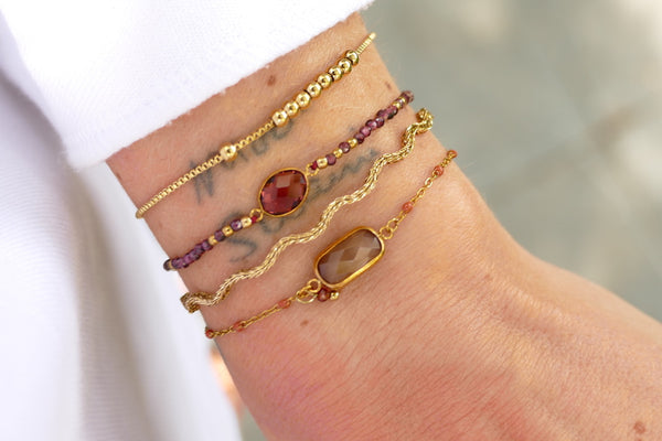 fijn bordeaux rood mineralen armbandje met goudkleurige accenten