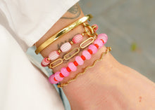 Afbeelding in Gallery-weergave laden, statement snoep roze kralen armband met groot slot

