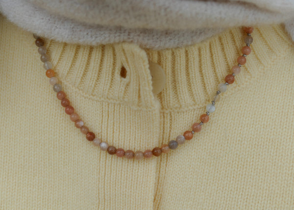 hand geknoopt collier van roze gemelleerde maansteen mineralen met goudkleurig slot