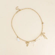 Afbeelding in Gallery-weergave laden, goudkleurig schakelcollier met bedels en witte pareltjes | stainless steel
