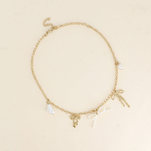 goudkleurig schakelcollier met bedels en witte pareltjes | stainless steel