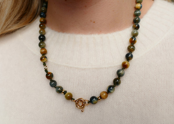 hand geknoopt collier van agaath in donkere tinten met goudkleurig slot