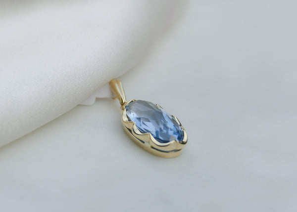 licht blauwe steen in versierde gladomzetting echt gouden vintage hanger 14 karaat