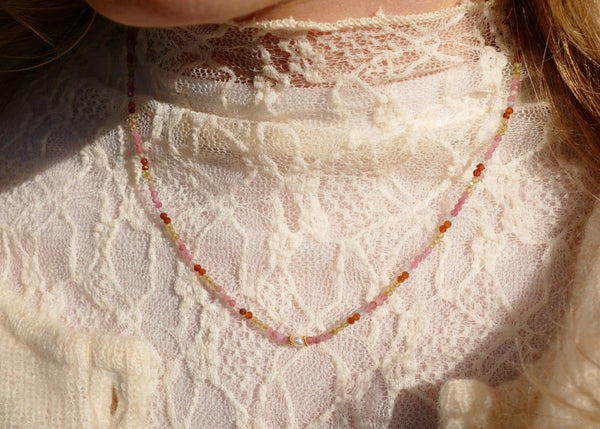 roze mineralen collier met goudkleurige accenten