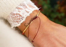 Afbeelding in Gallery-weergave laden, fijn armbandje van herfst oranje mineralen met goudkleurige accenten
