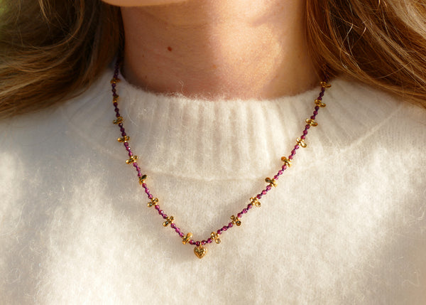 bordeaux kleurige mineralen met stainless steel accenten