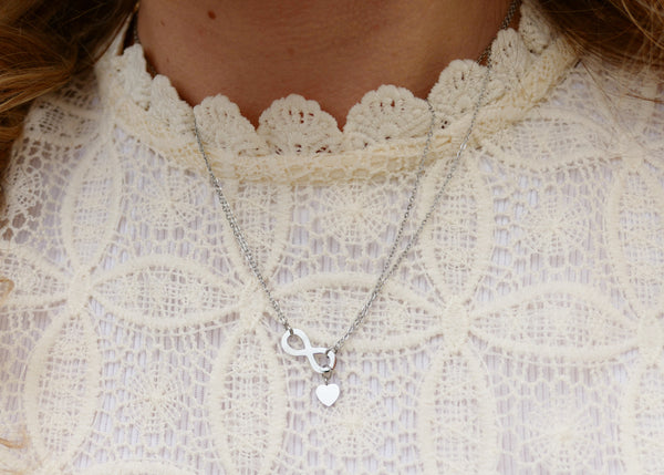 fijn zilverkleurig collier met infinity teken | stainless steel