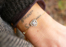 Afbeelding in Gallery-weergave laden, fijn goudkleurig armbandje met zirkonia hartje | stainless steel
