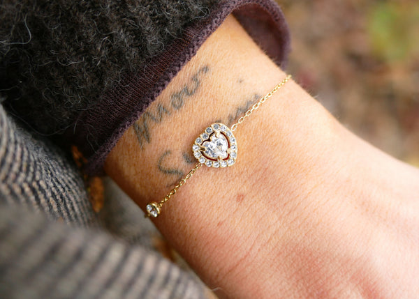 fijn goudkleurig armbandje met zirkonia hartje | stainless steel