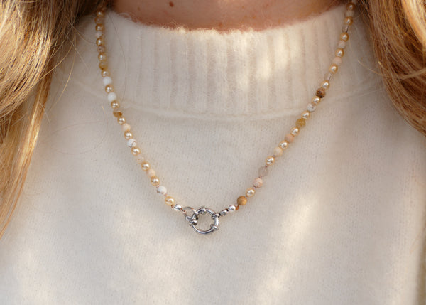 hand geknoopt collier met lichte mineralen met groot zilverkleurig slot